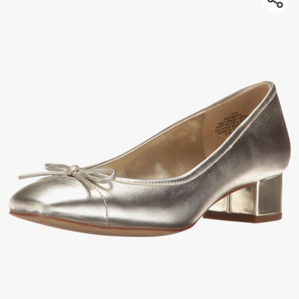 Bandolino Women's Xenia Pomp Platinum Slip-On Size 8M